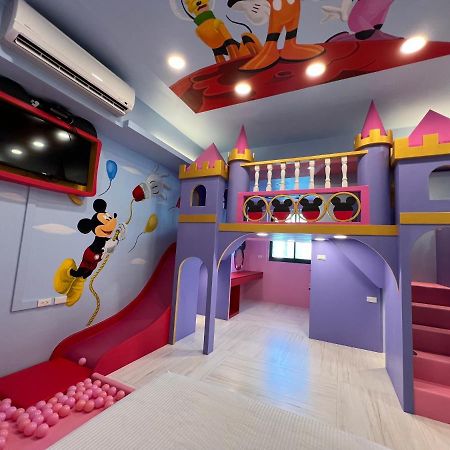 Fun Holiday Family Hostel Tainan Bagian luar foto