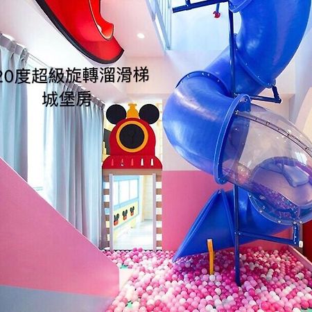 Fun Holiday Family Hostel Tainan Bagian luar foto