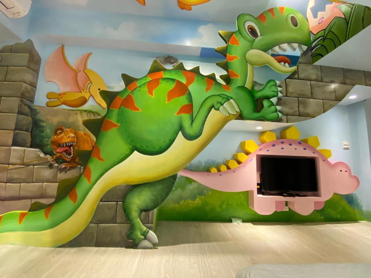 Fun Holiday Family Hostel Tainan Bagian luar foto