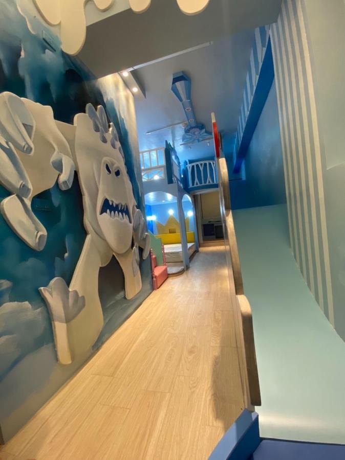 Fun Holiday Family Hostel Tainan Bagian luar foto