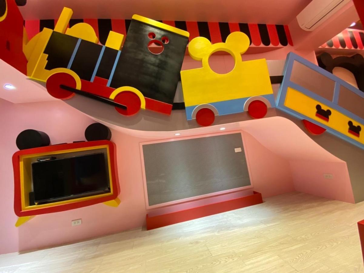 Fun Holiday Family Hostel Tainan Bagian luar foto