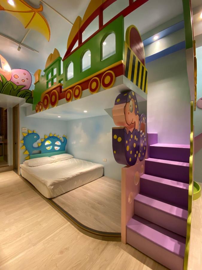 Fun Holiday Family Hostel Tainan Bagian luar foto