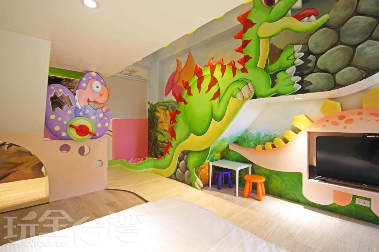Fun Holiday Family Hostel Tainan Bagian luar foto