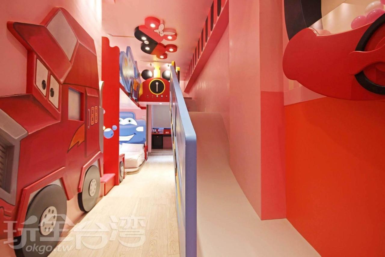 Fun Holiday Family Hostel Tainan Bagian luar foto
