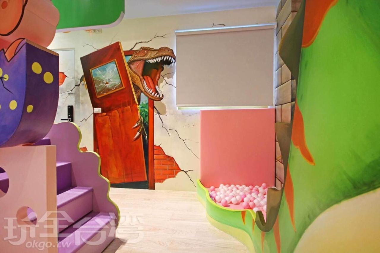 Fun Holiday Family Hostel Tainan Bagian luar foto