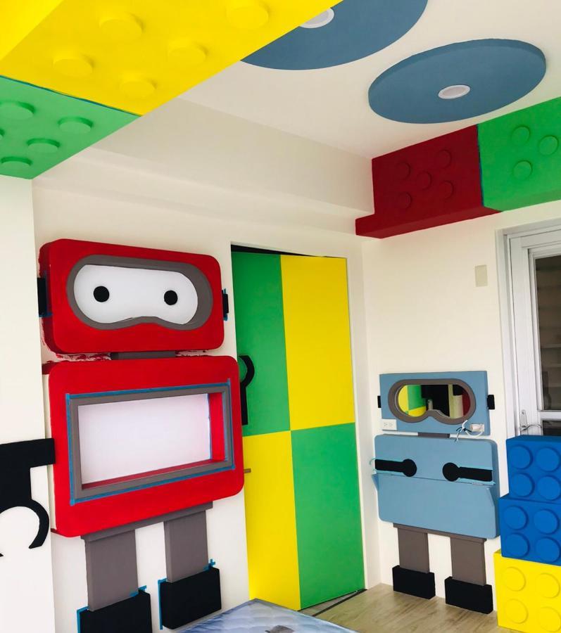 Fun Holiday Family Hostel Tainan Bagian luar foto