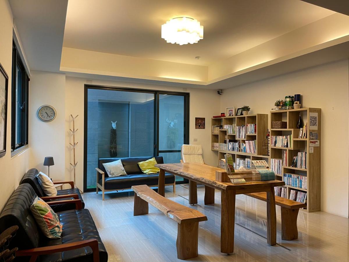 Fun Holiday Family Hostel Tainan Bagian luar foto