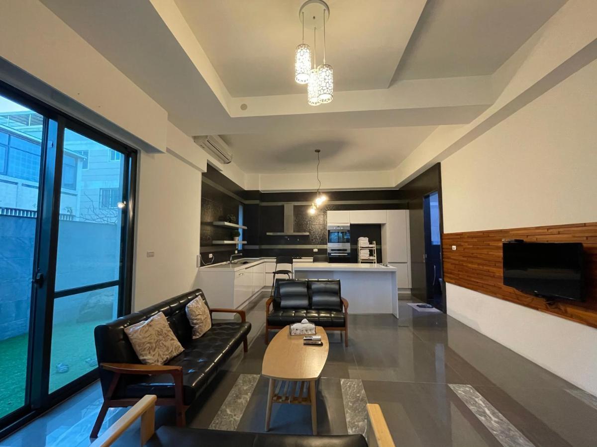 Fun Holiday Family Hostel Tainan Bagian luar foto