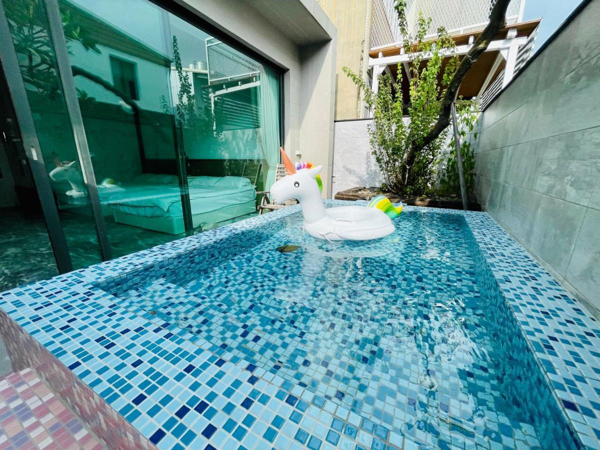 Fun Holiday Family Hostel Tainan Bagian luar foto