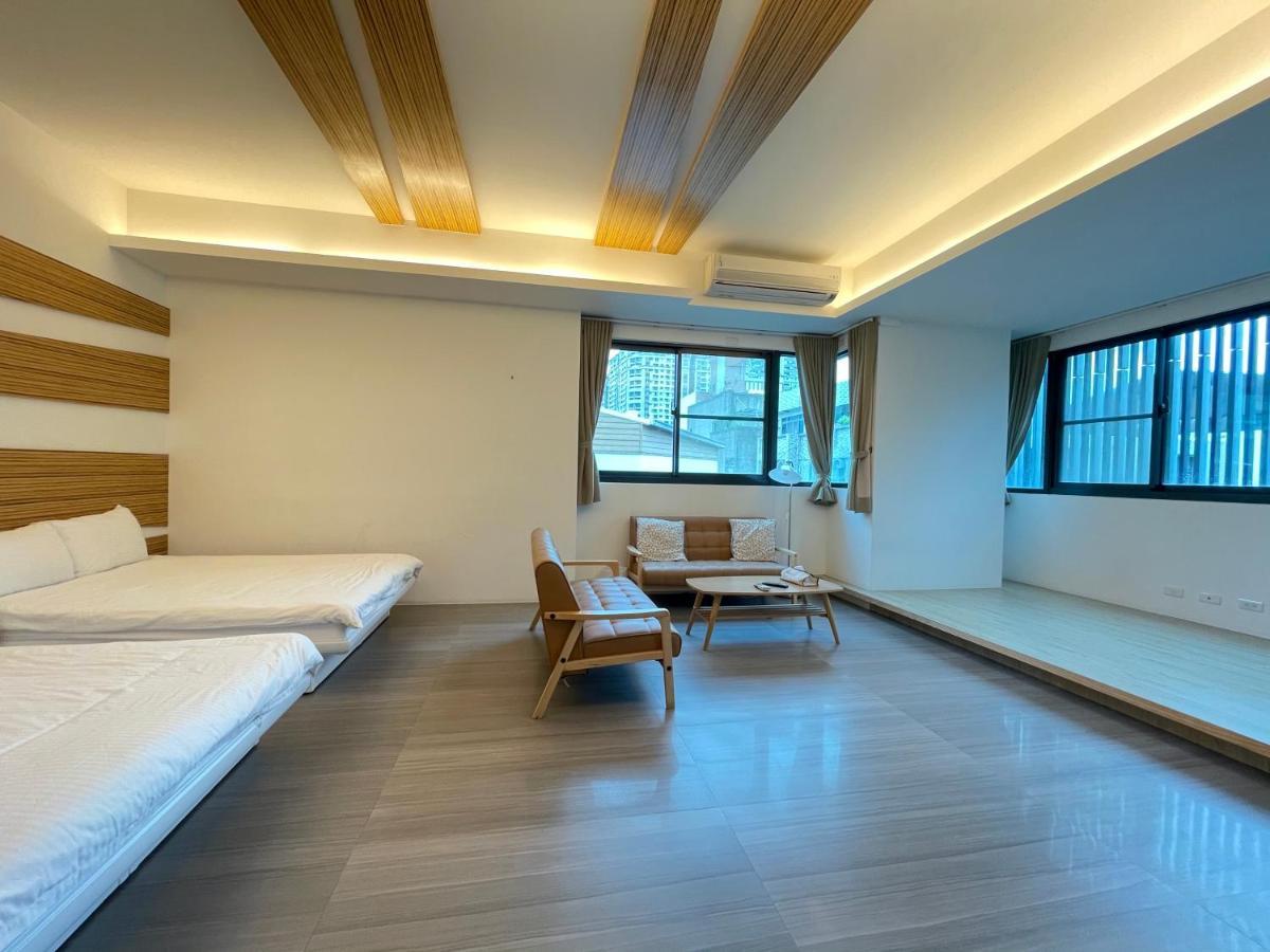 Fun Holiday Family Hostel Tainan Bagian luar foto