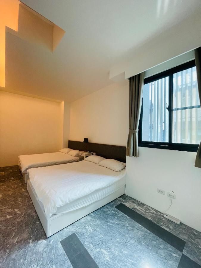 Fun Holiday Family Hostel Tainan Bagian luar foto