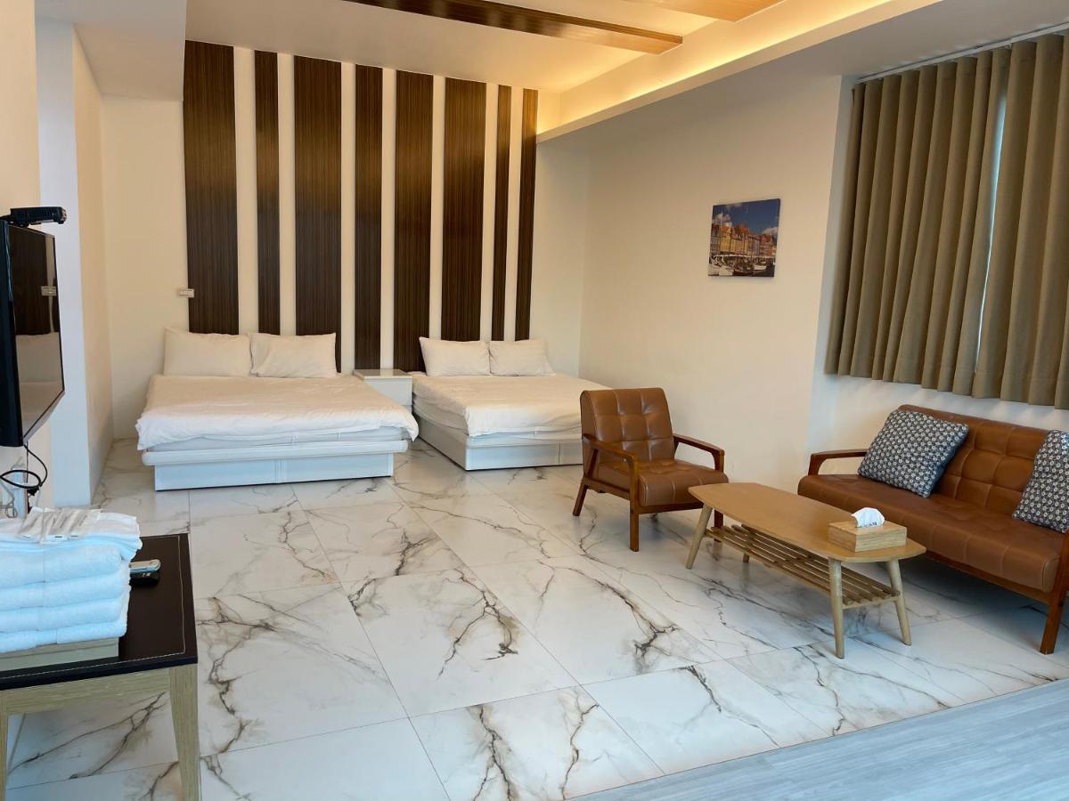 Fun Holiday Family Hostel Tainan Bagian luar foto