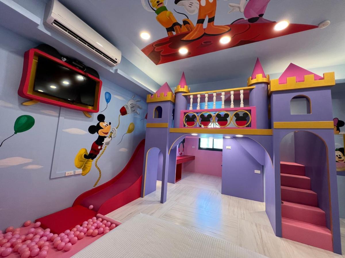 Fun Holiday Family Hostel Tainan Bagian luar foto