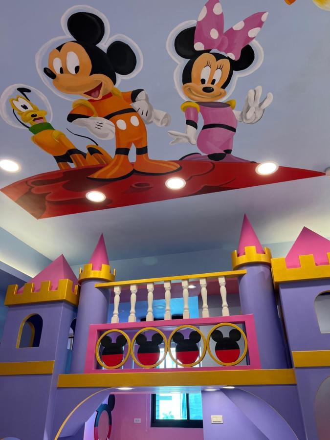 Fun Holiday Family Hostel Tainan Bagian luar foto