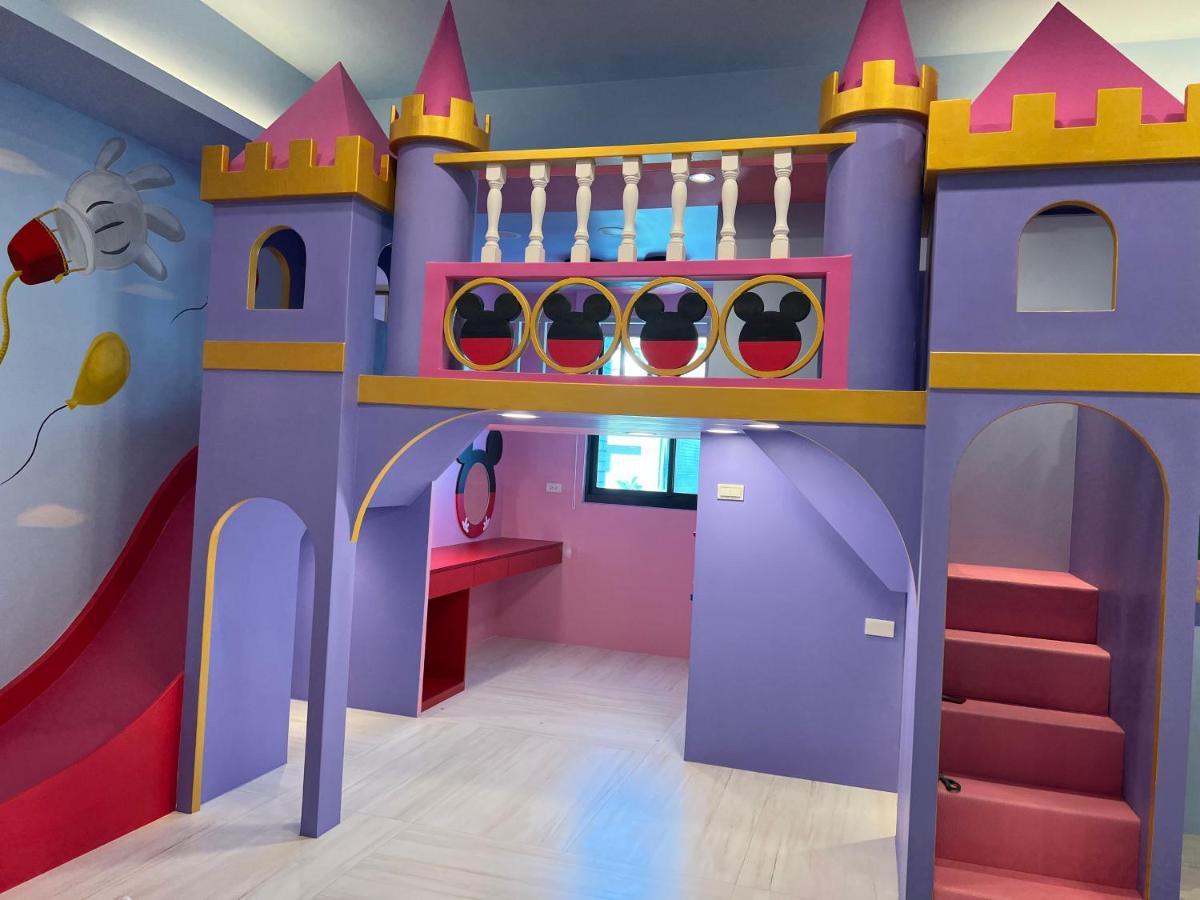 Fun Holiday Family Hostel Tainan Bagian luar foto