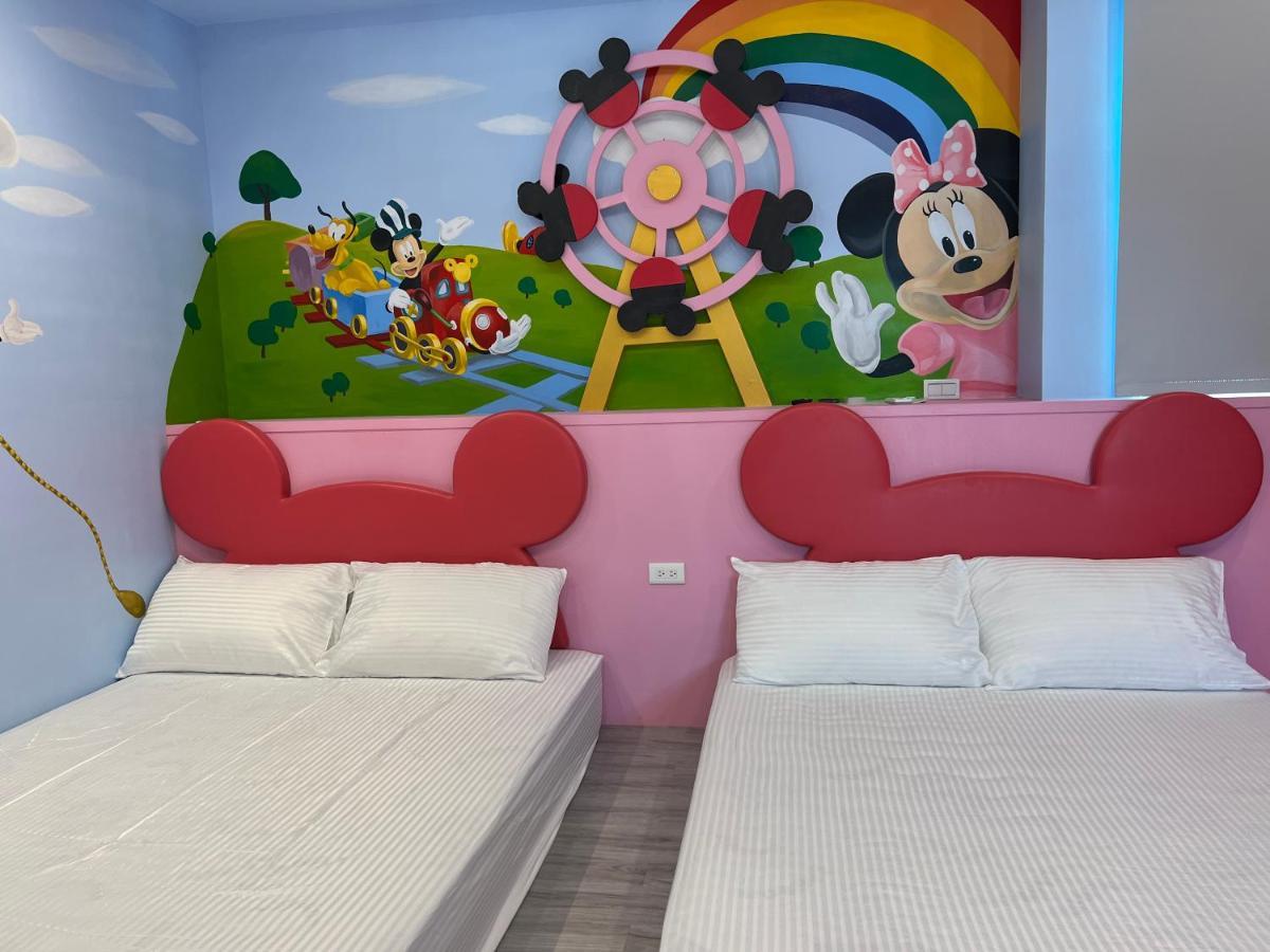 Fun Holiday Family Hostel Tainan Bagian luar foto