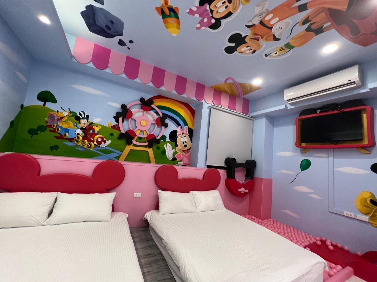 Fun Holiday Family Hostel Tainan Bagian luar foto