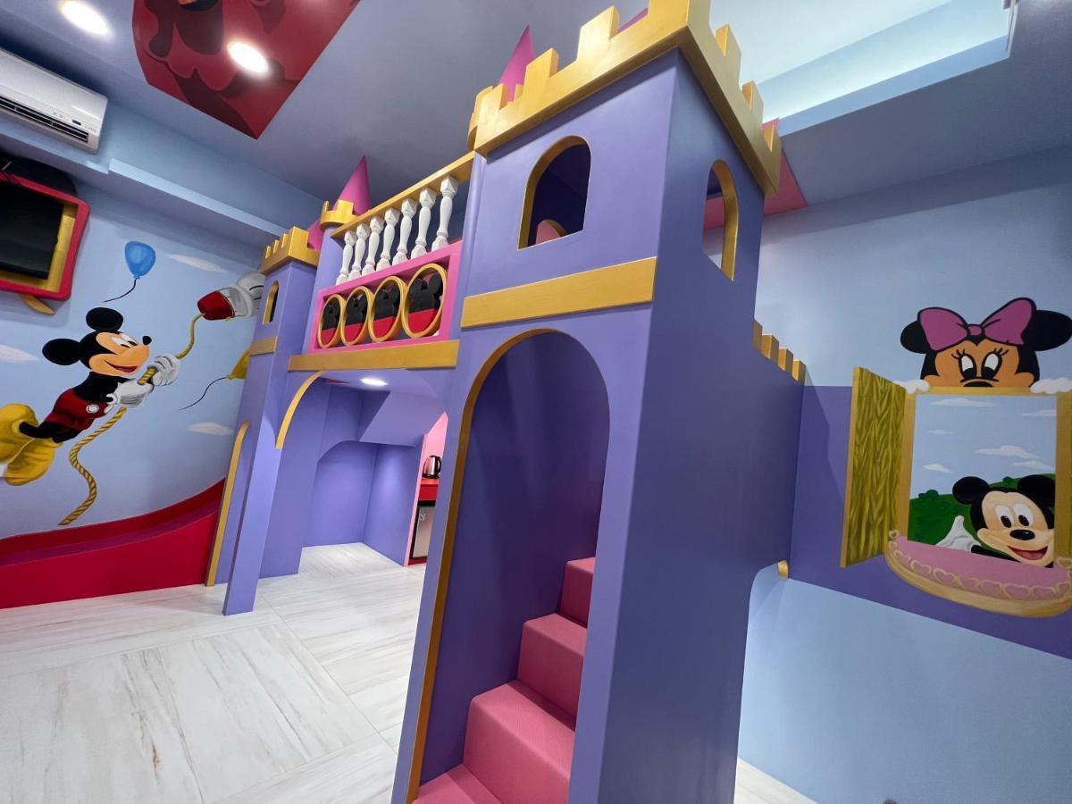 Fun Holiday Family Hostel Tainan Bagian luar foto