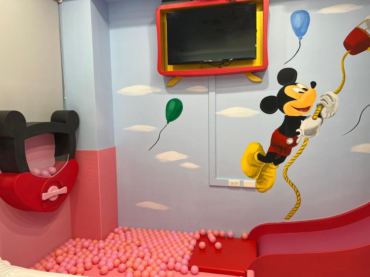 Fun Holiday Family Hostel Tainan Bagian luar foto