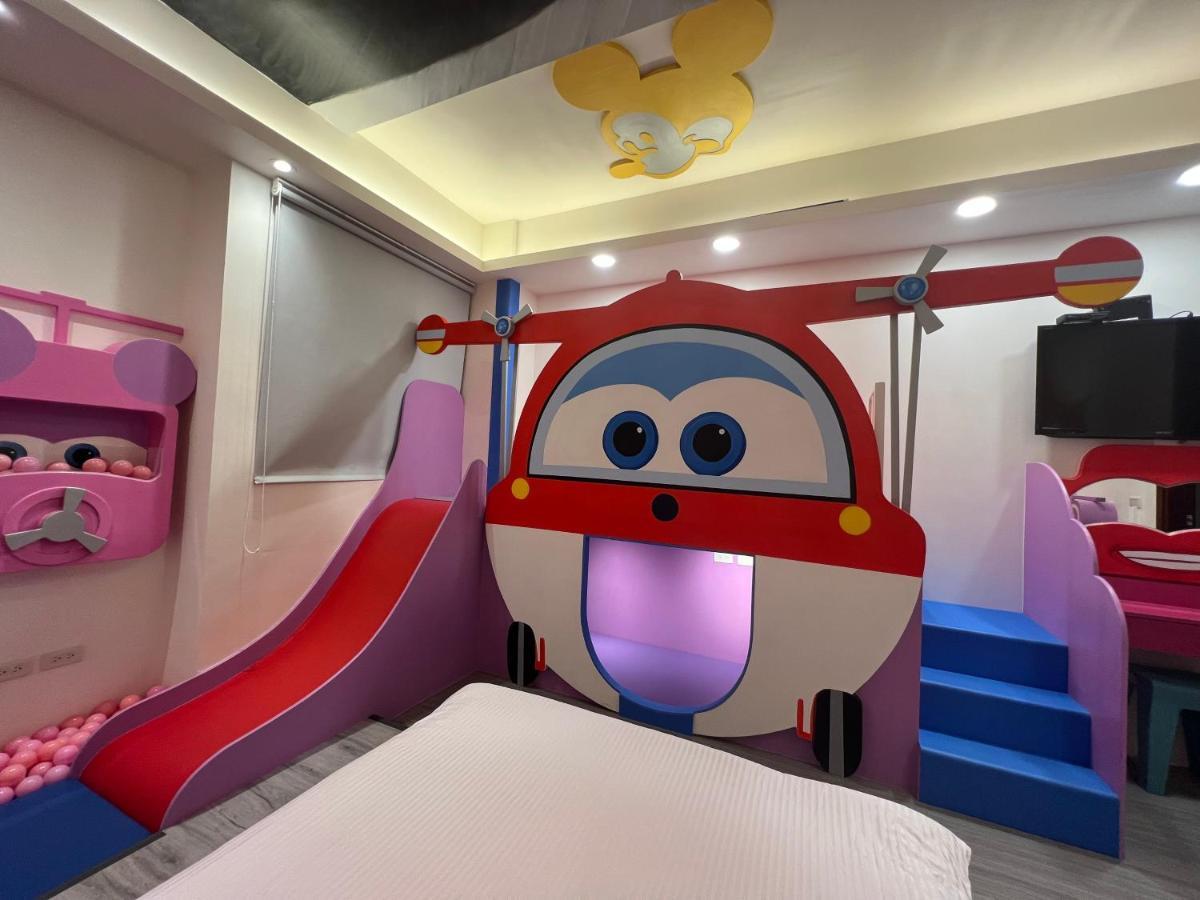 Fun Holiday Family Hostel Tainan Bagian luar foto