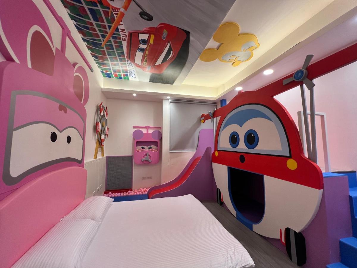 Fun Holiday Family Hostel Tainan Bagian luar foto