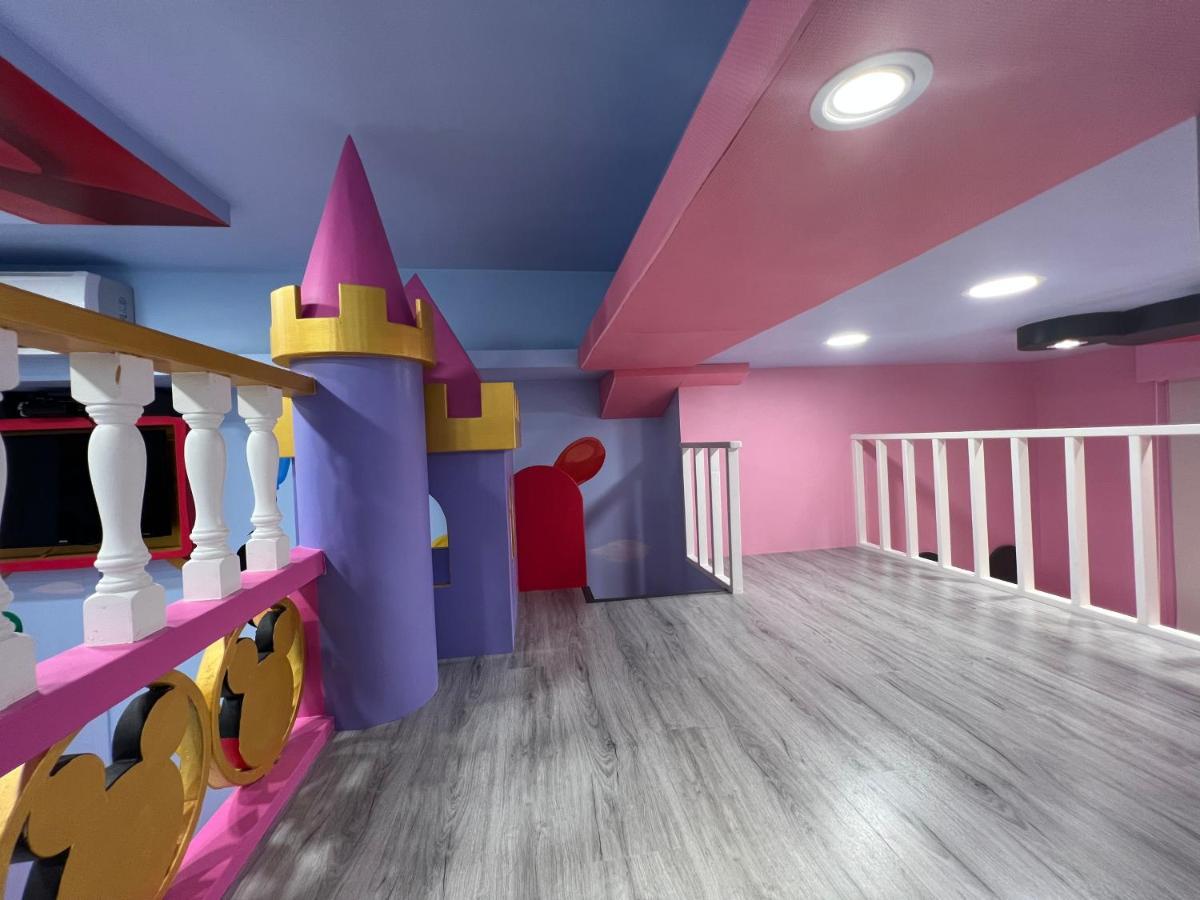 Fun Holiday Family Hostel Tainan Bagian luar foto