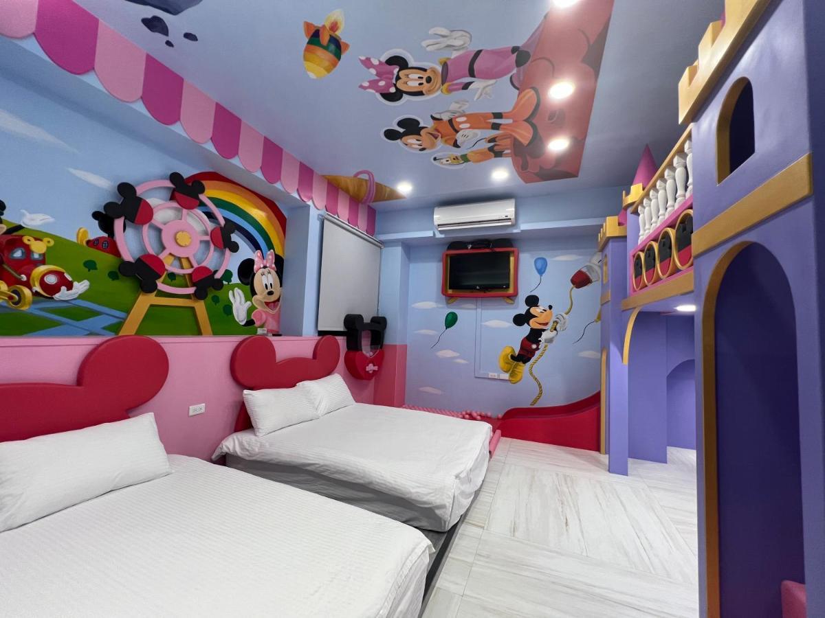 Fun Holiday Family Hostel Tainan Bagian luar foto