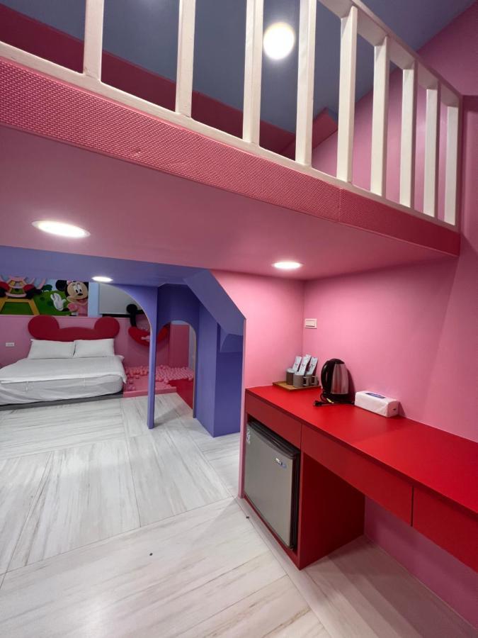 Fun Holiday Family Hostel Tainan Bagian luar foto