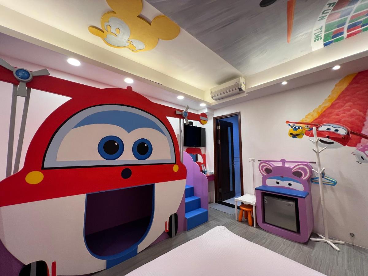 Fun Holiday Family Hostel Tainan Bagian luar foto