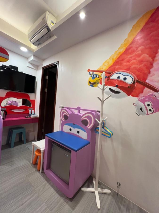 Fun Holiday Family Hostel Tainan Bagian luar foto