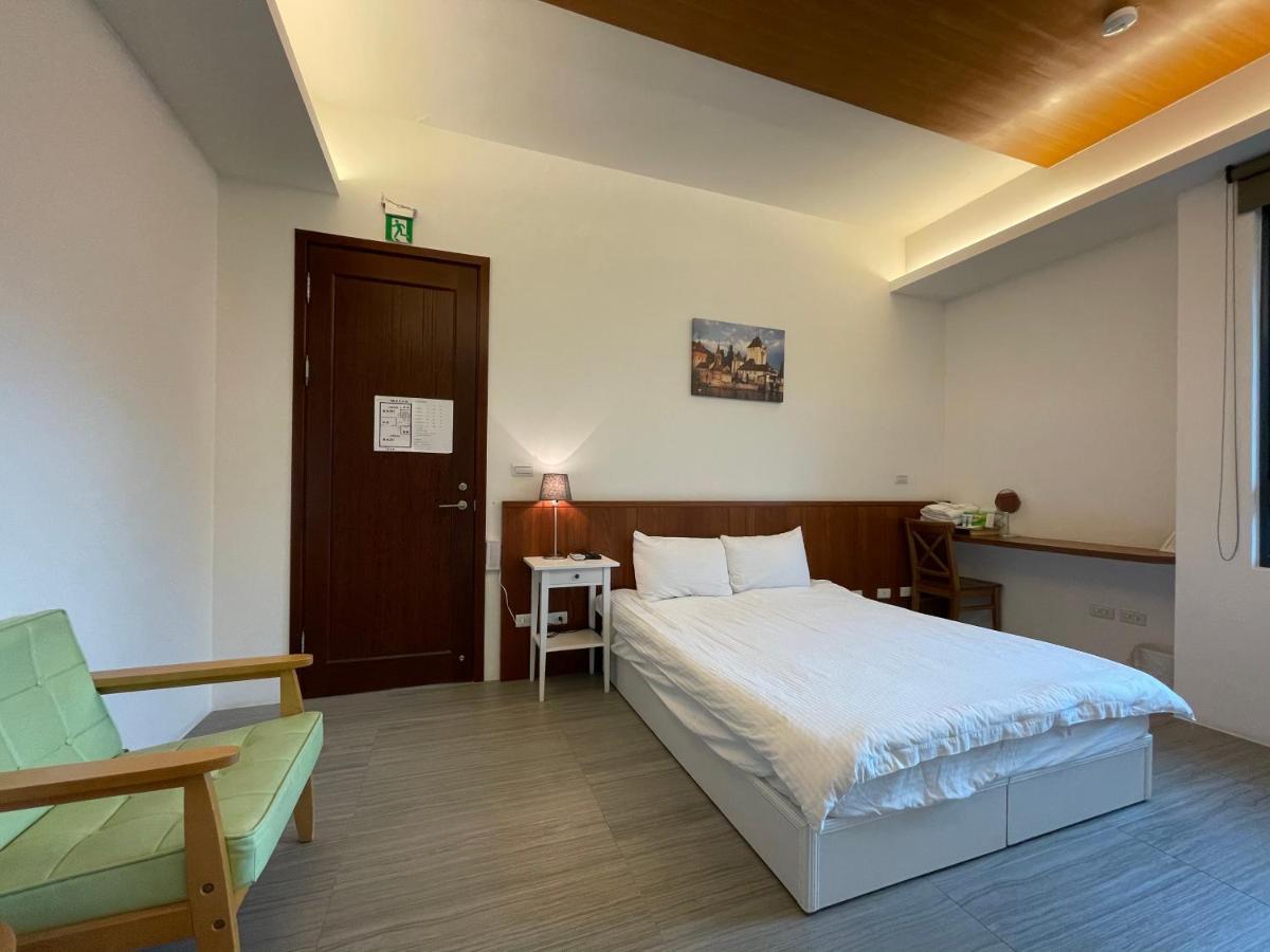Fun Holiday Family Hostel Tainan Bagian luar foto