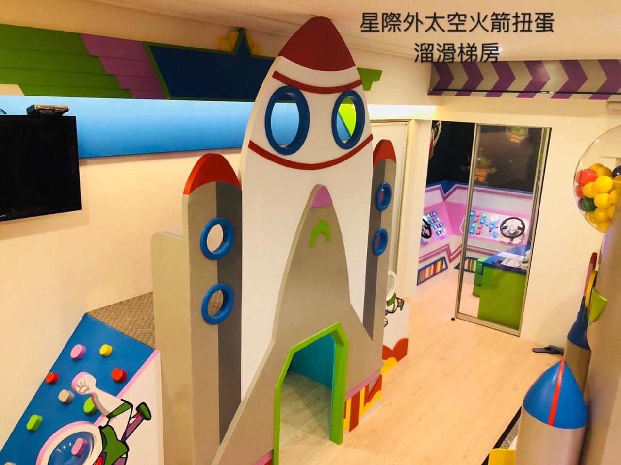 Fun Holiday Family Hostel Tainan Bagian luar foto
