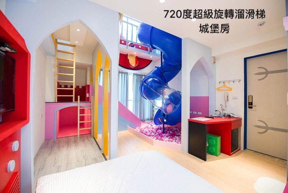 Fun Holiday Family Hostel Tainan Bagian luar foto