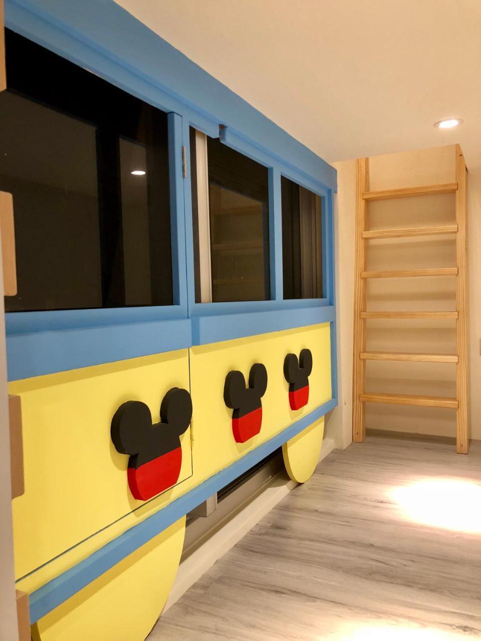 Fun Holiday Family Hostel Tainan Bagian luar foto