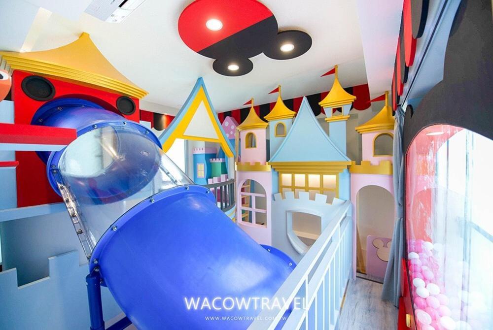 Fun Holiday Family Hostel Tainan Bagian luar foto