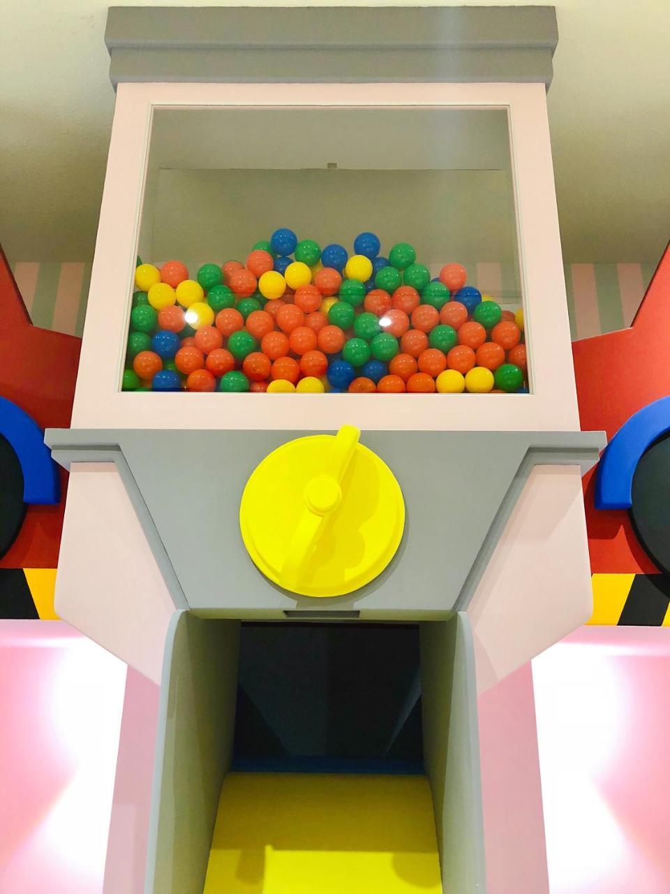 Fun Holiday Family Hostel Tainan Bagian luar foto