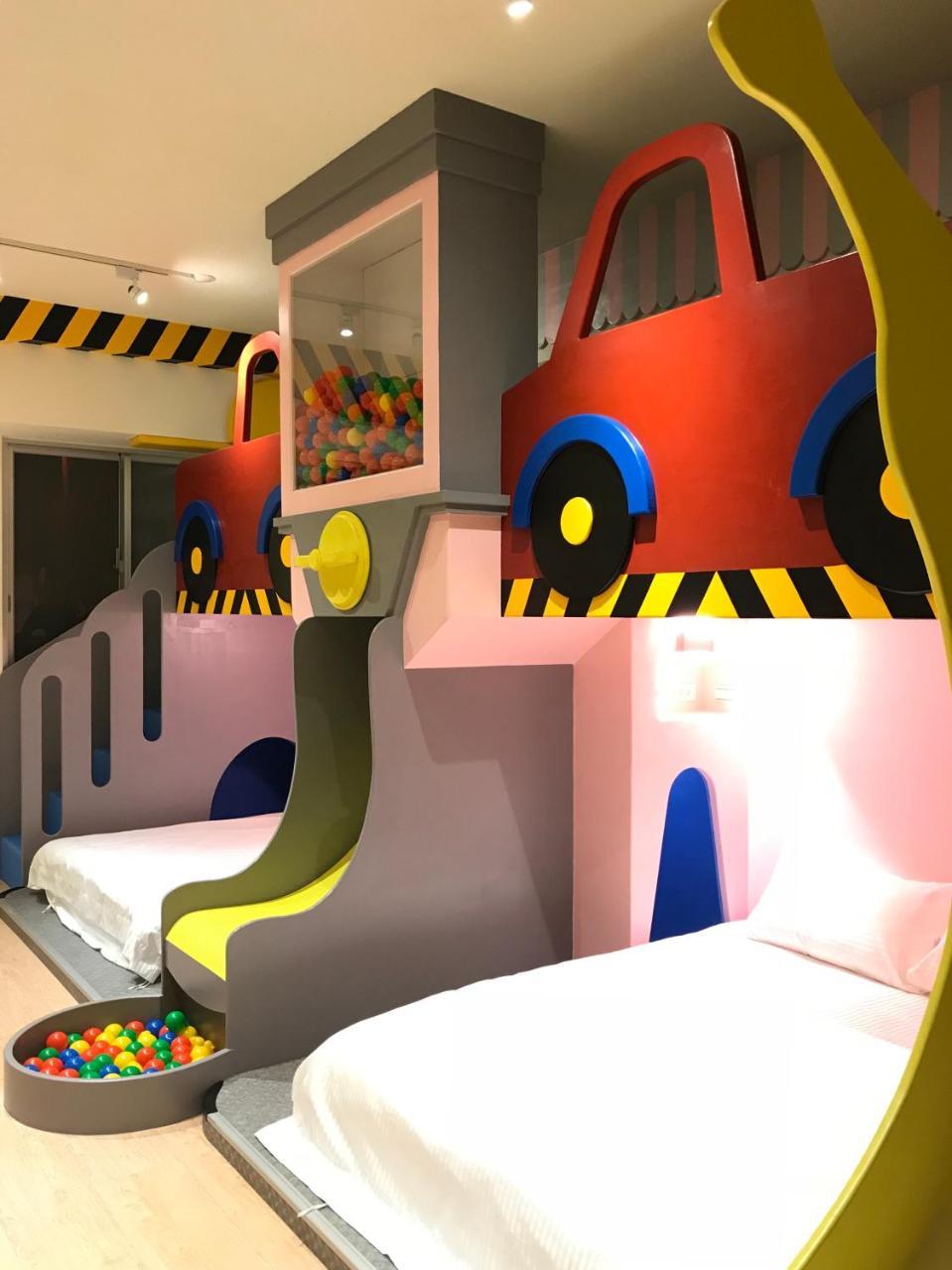 Fun Holiday Family Hostel Tainan Bagian luar foto