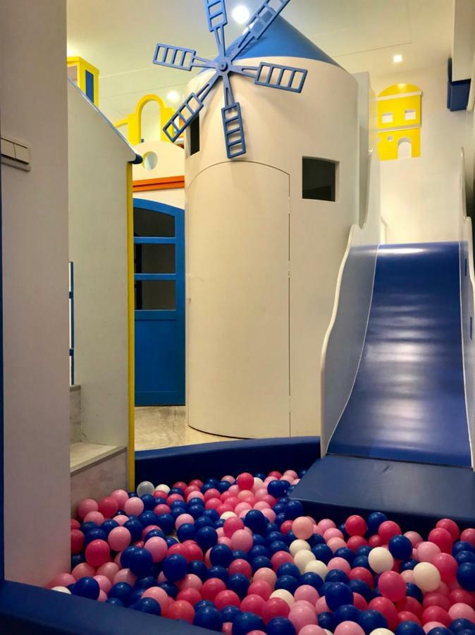 Fun Holiday Family Hostel Tainan Bagian luar foto