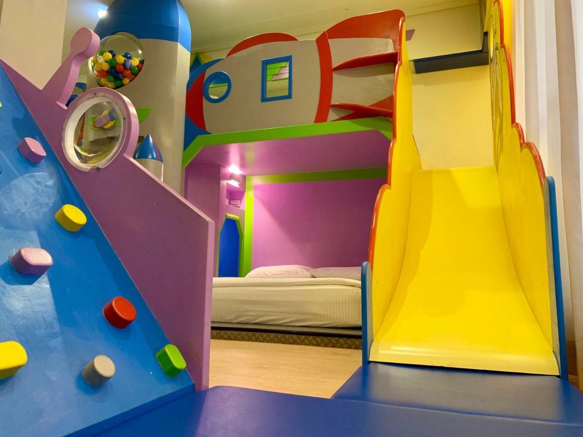 Fun Holiday Family Hostel Tainan Bagian luar foto