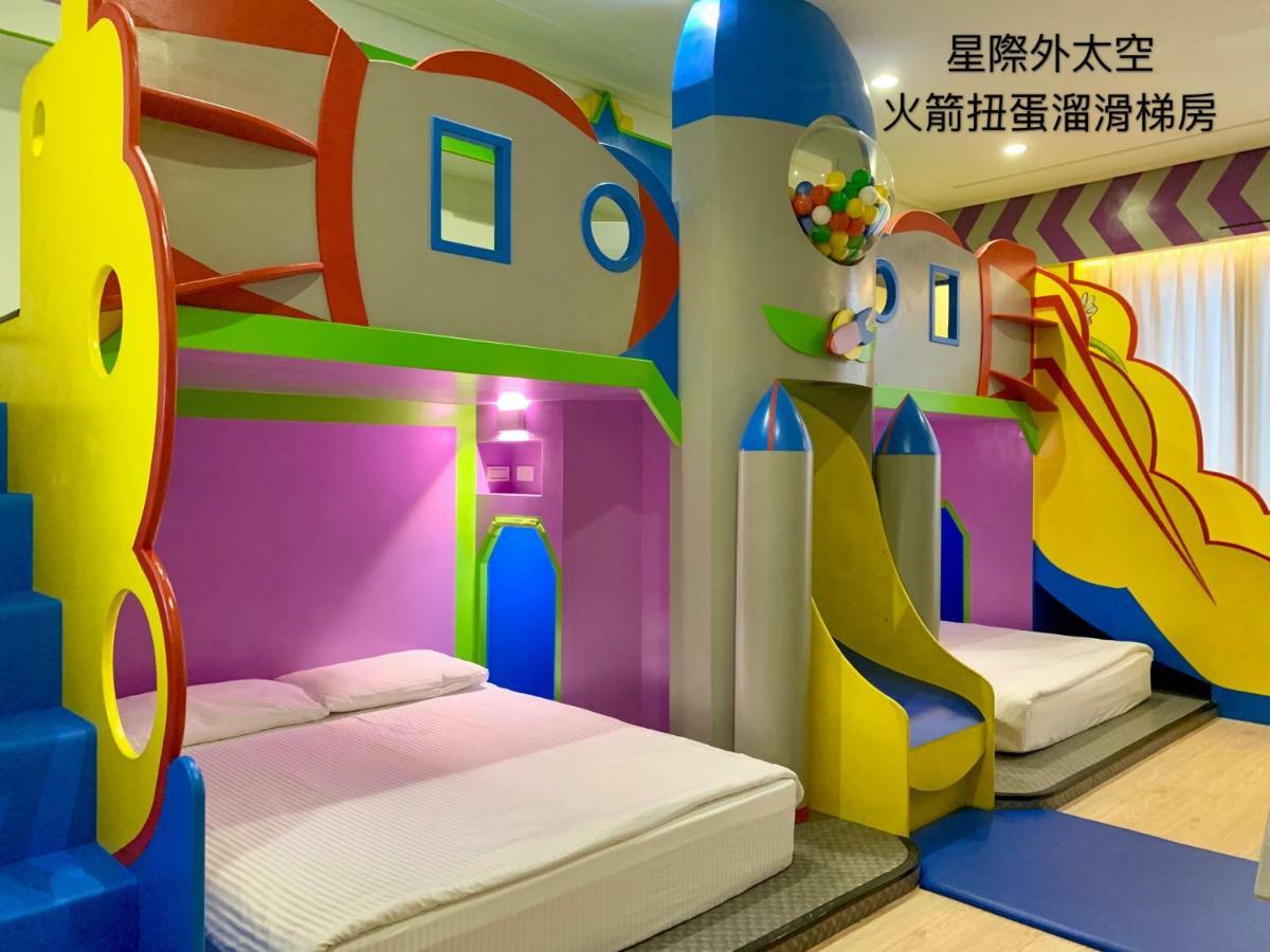 Fun Holiday Family Hostel Tainan Bagian luar foto